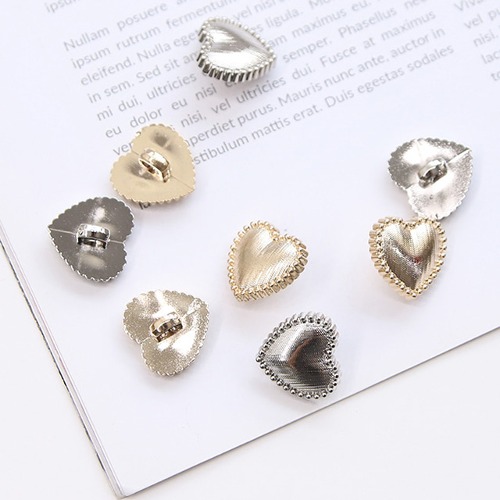 Four 18 mm lovely heart buttons silver gold Z1469